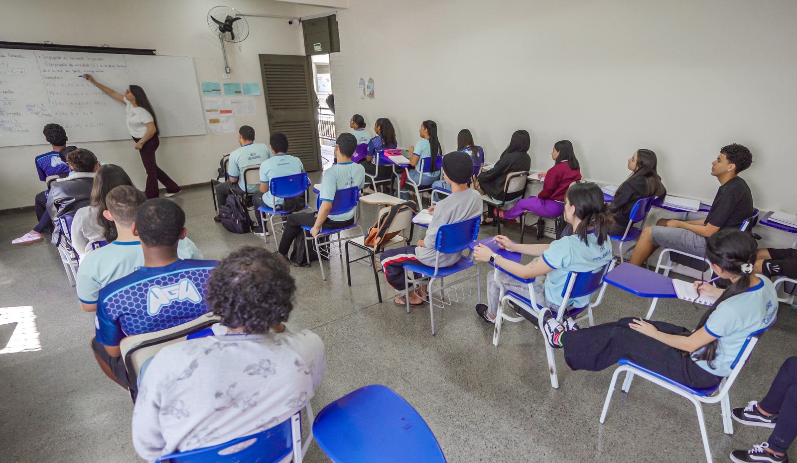 Alunos do ensino médio em sala de aula de escola pública de Ceilândia, no DF