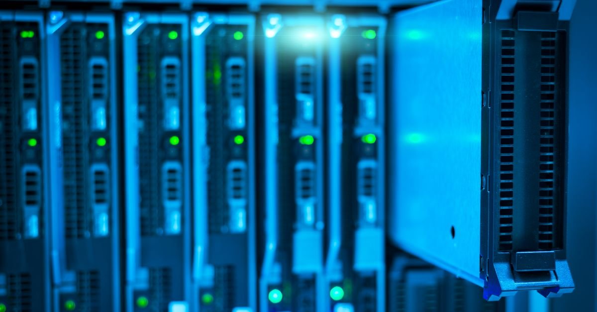 Rack de servidores com luzes acesas em data center
