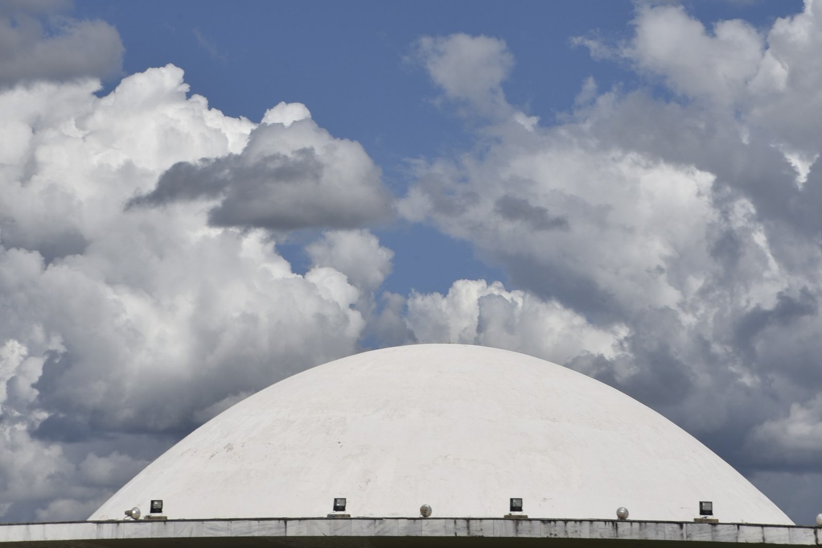 Cúpula do Senado Federal, em Brasília, sob céu azul com nuvens