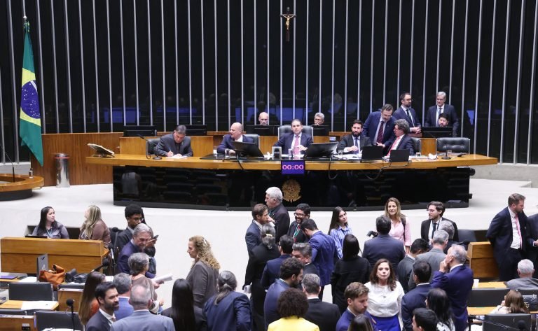 Plenário da Câmara dos Deputados durante sessão de votação, com a mesa diretora ao fundo