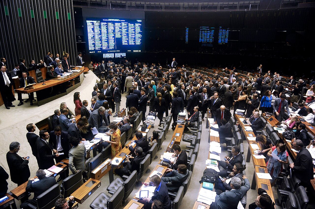 Vista ampla do plenário da Câmara dos Deputados durante votação