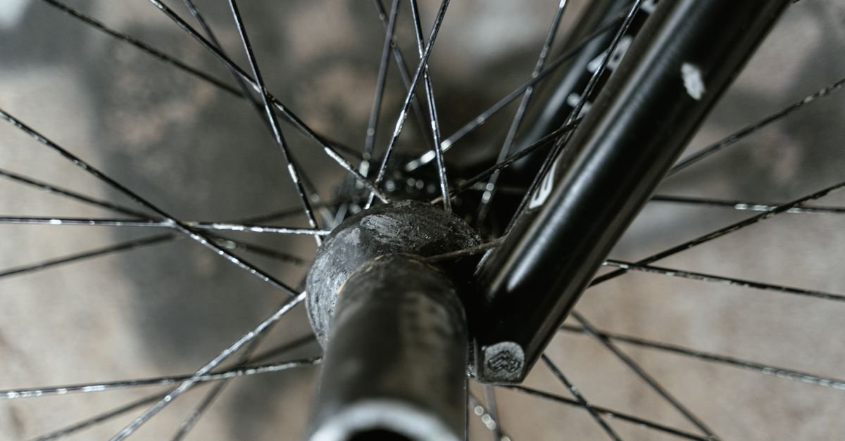 Detalhe do cubo e dos raios da roda dianteira de uma bicicleta