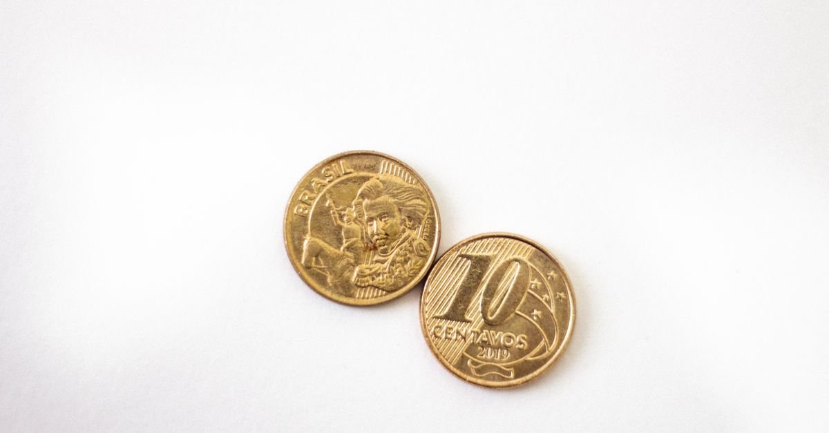 Duas moedas brasileiras de dez centavos sobre fundo branco