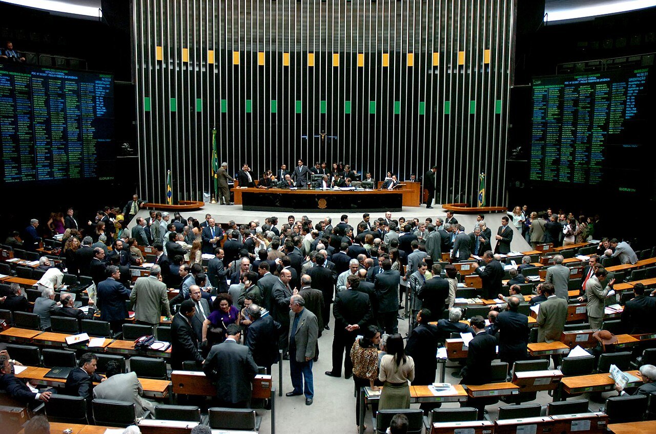 Plenário da Câmara dos Deputados durante sessão, com painéis eletrônicos de votação