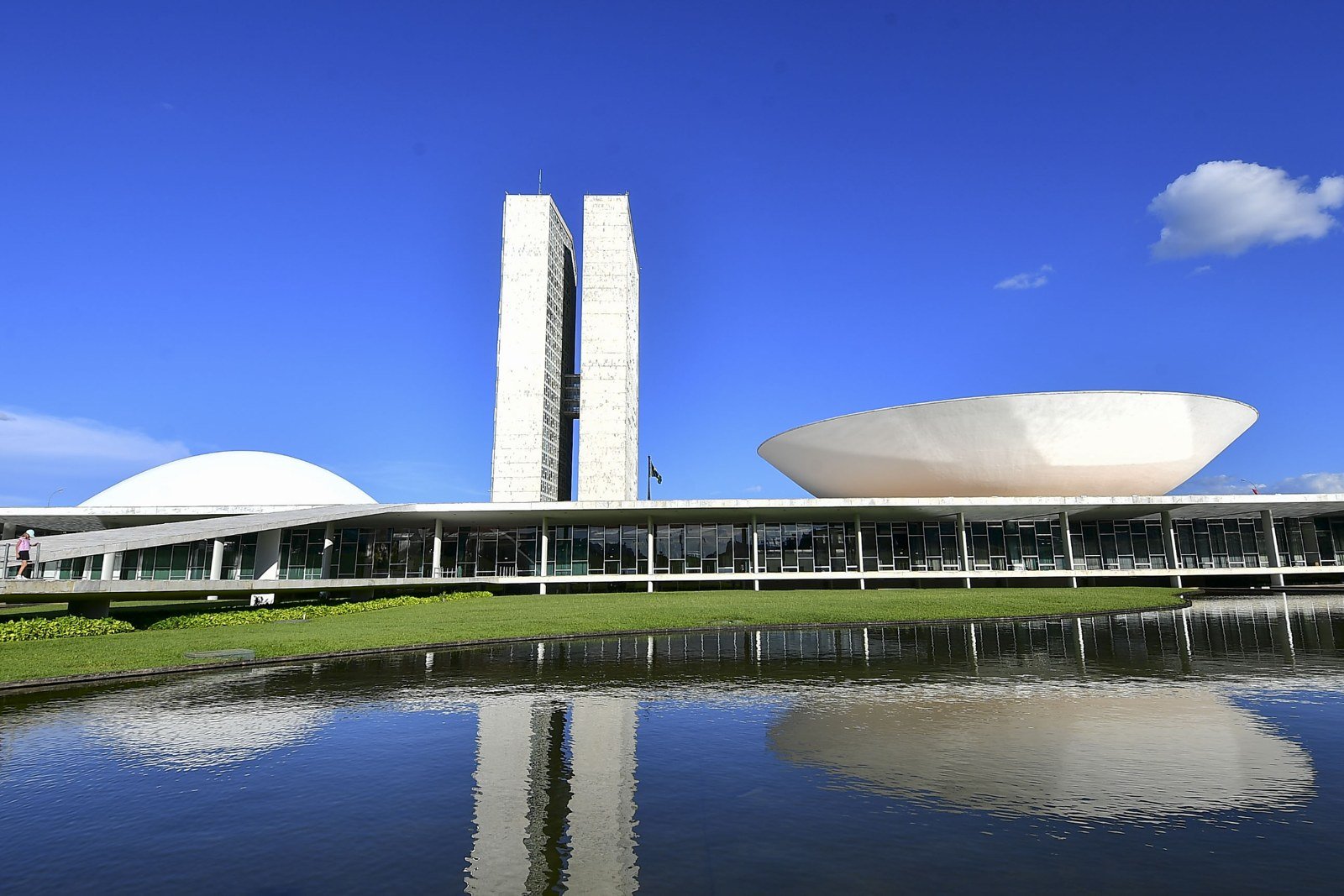 Fachada do Congresso Nacional em Brasília, com as torres e as cúpulas refletidas no espelho d'água (foto de arquivo)