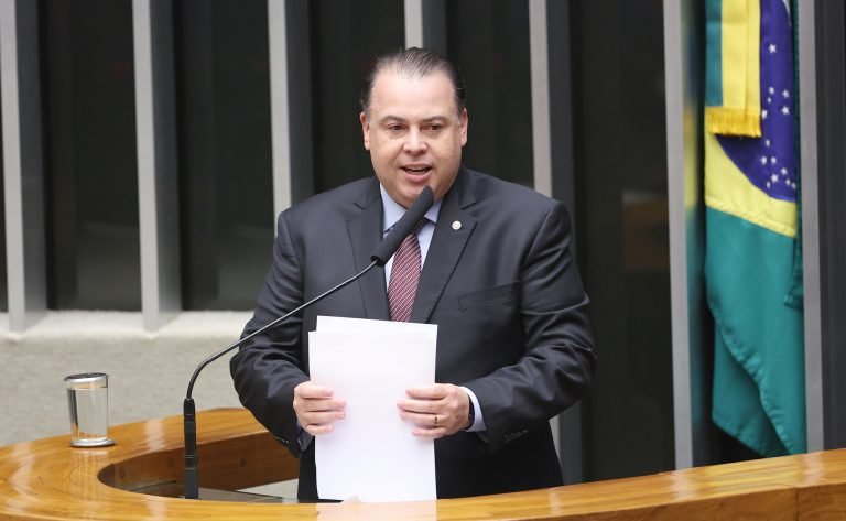 Deputado Julio Cesar Ribeiro discursa na tribuna do plenário da Câmara dos Deputados