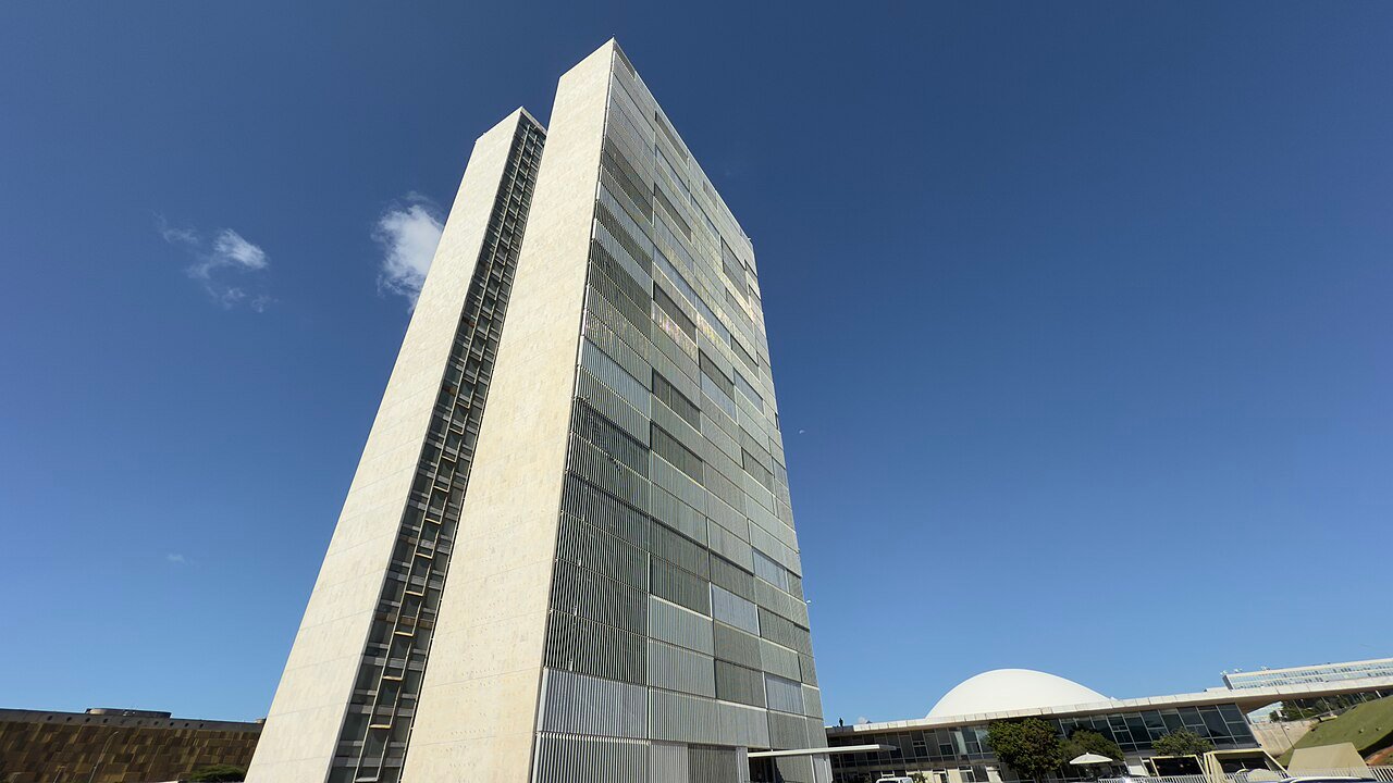 Fachada do Congresso Nacional, em Brasília, com a torre e a cúpula do Senado ao fundo