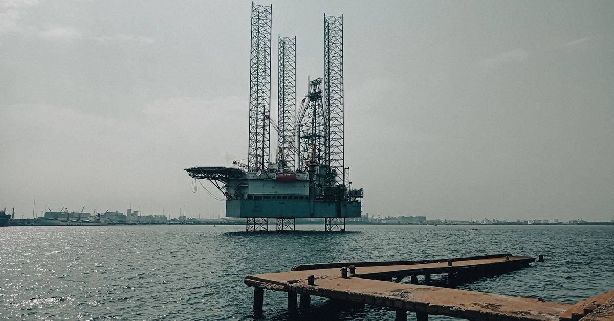 Plataforma de petróleo com torres metálicas vista do mar