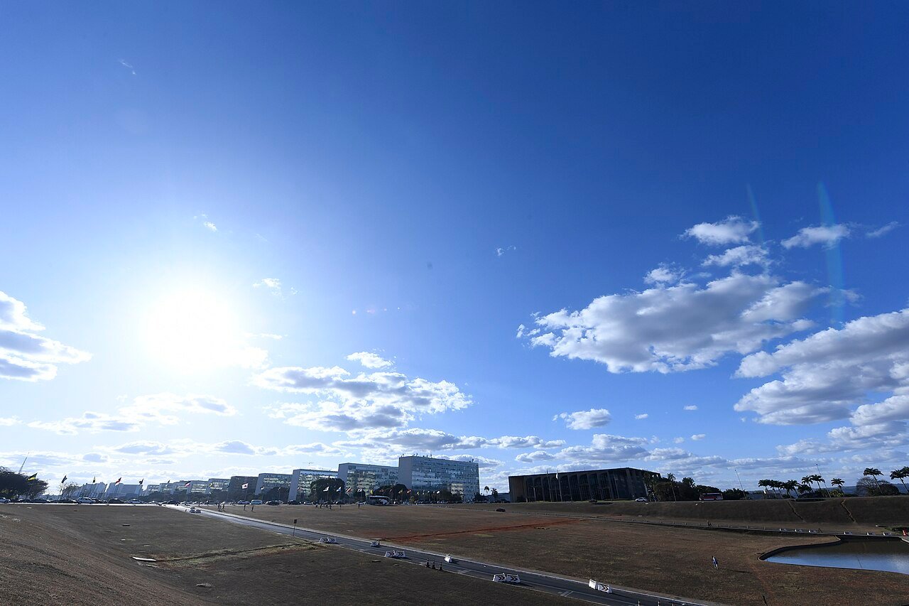 Vista da Esplanada dos Ministérios em Brasília em dia de céu azul, com os blocos ministeriais ao fundo