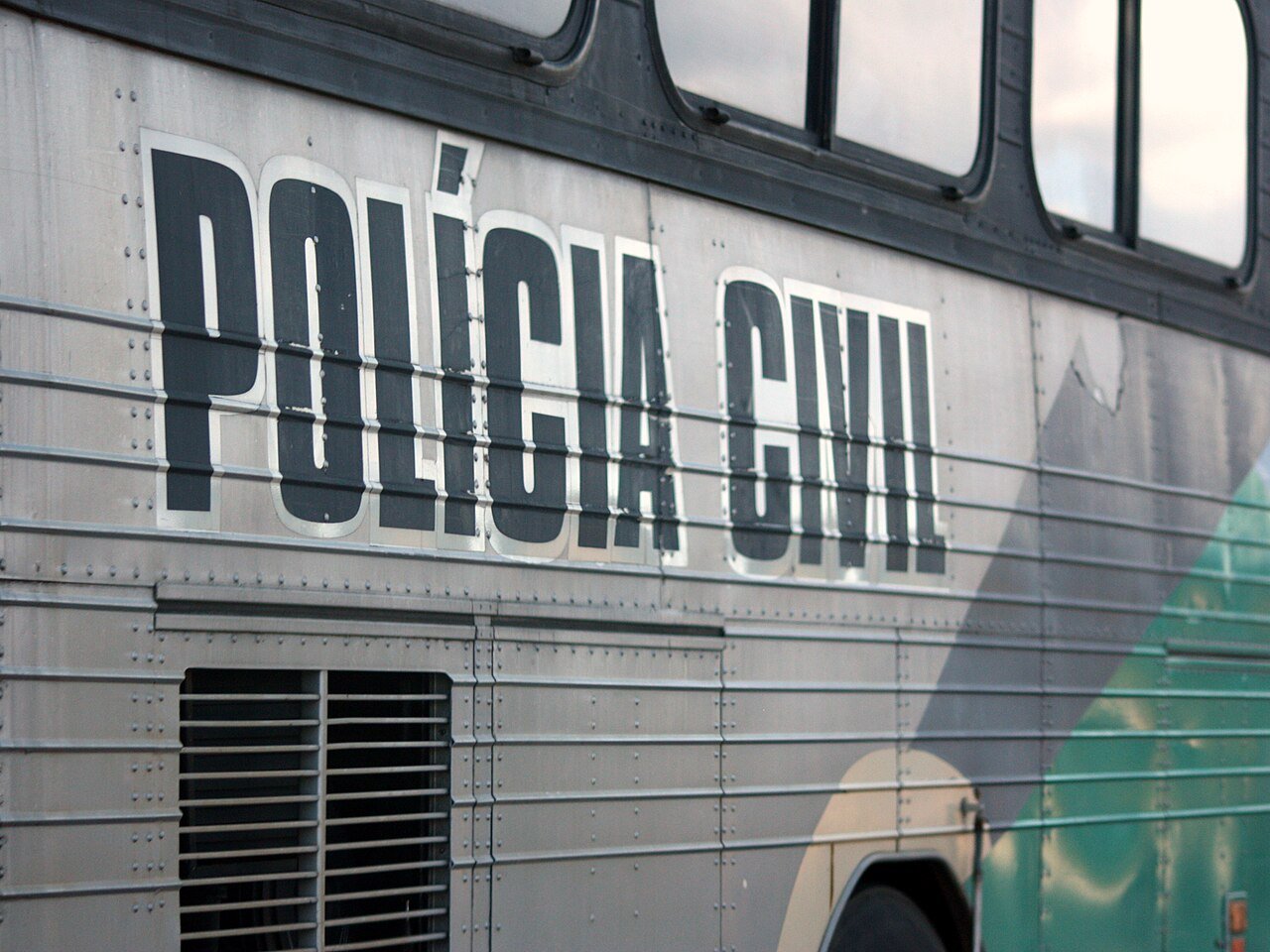 Lateral de veículo da Polícia Civil com a inscrição em letras grandes