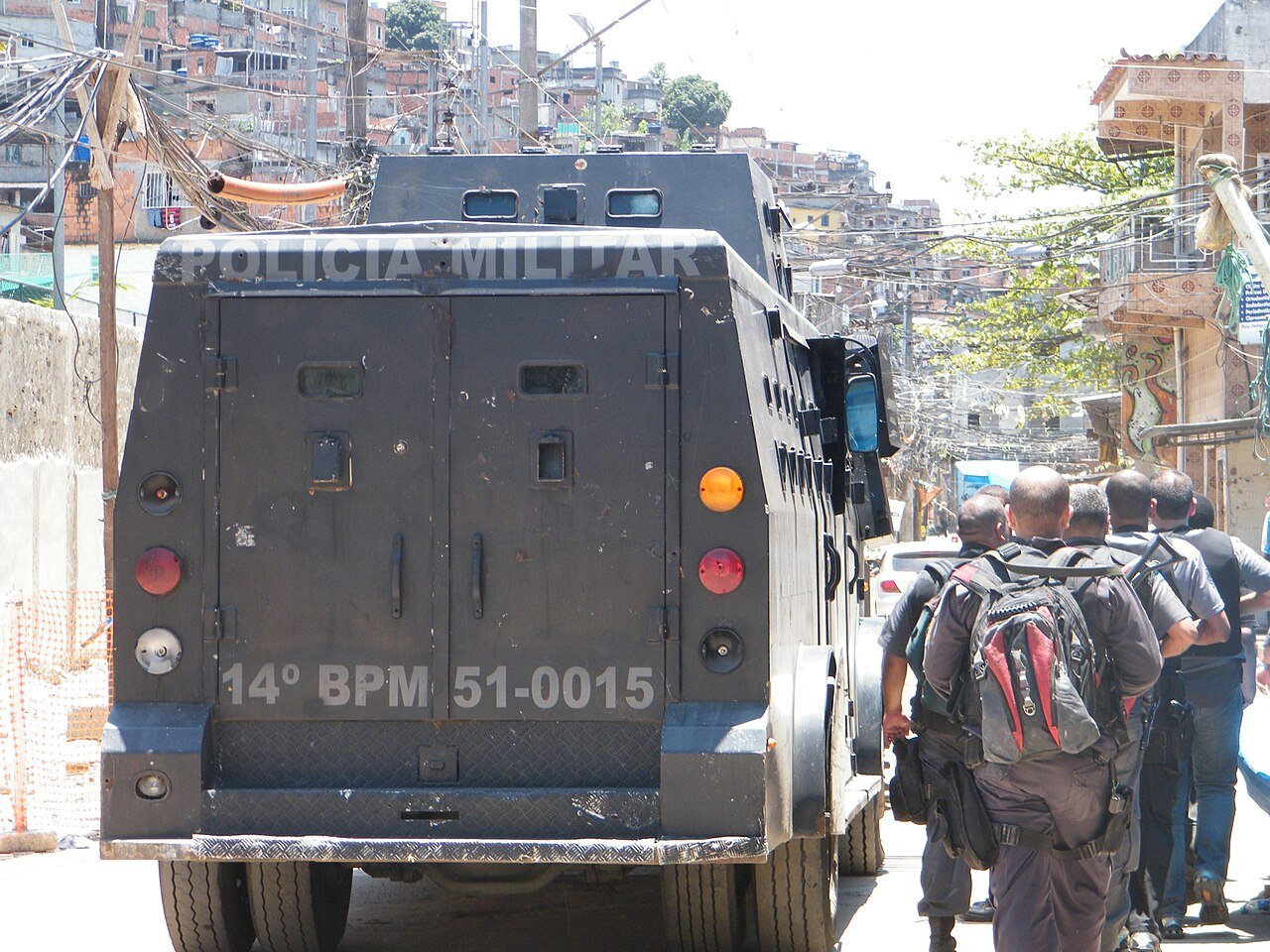 Blindado da Polícia Militar do Rio de Janeiro em rua de comunidade durante operação