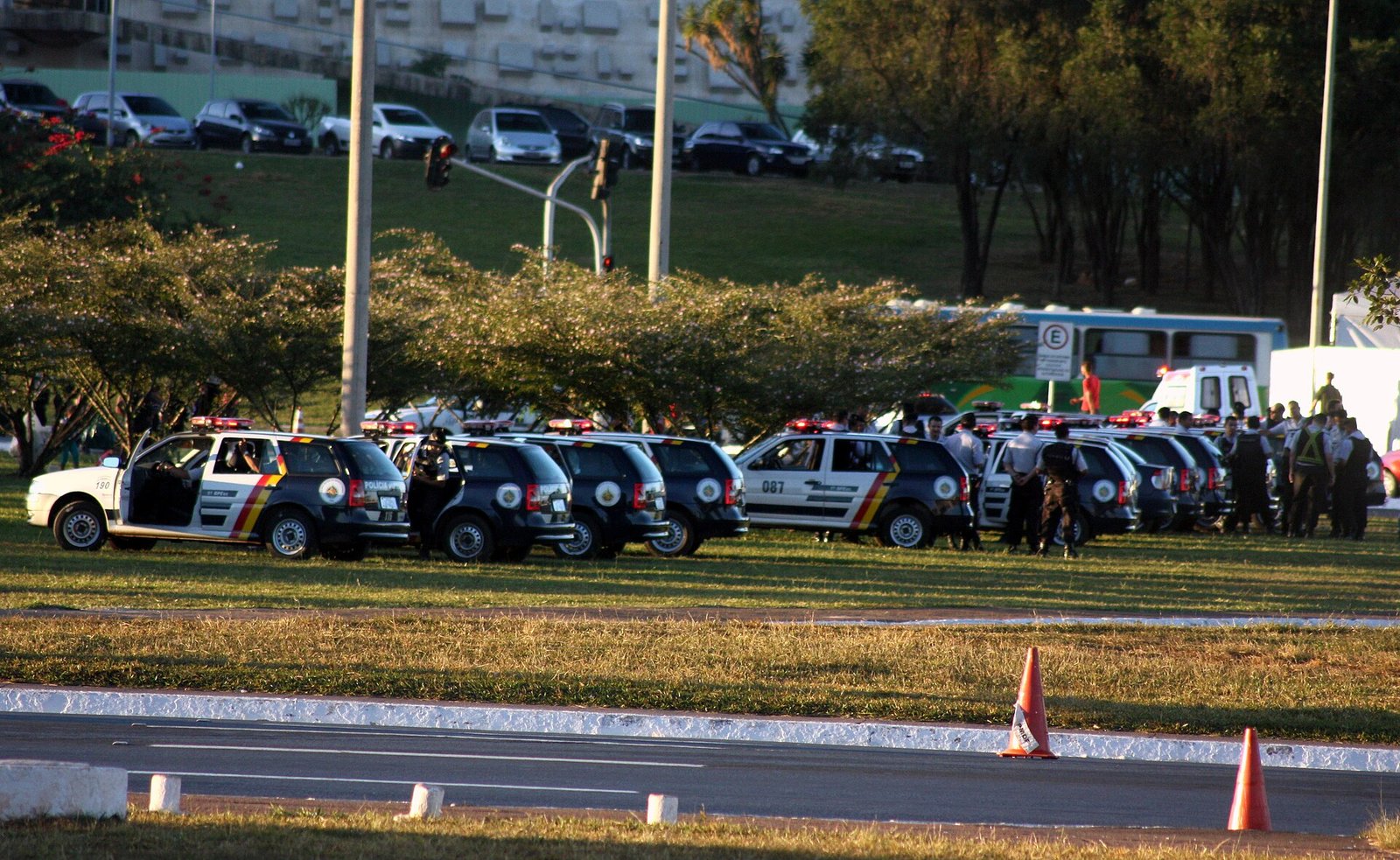 Fila de viaturas da Polícia Militar do Distrito Federal com giroflex ligado durante operação