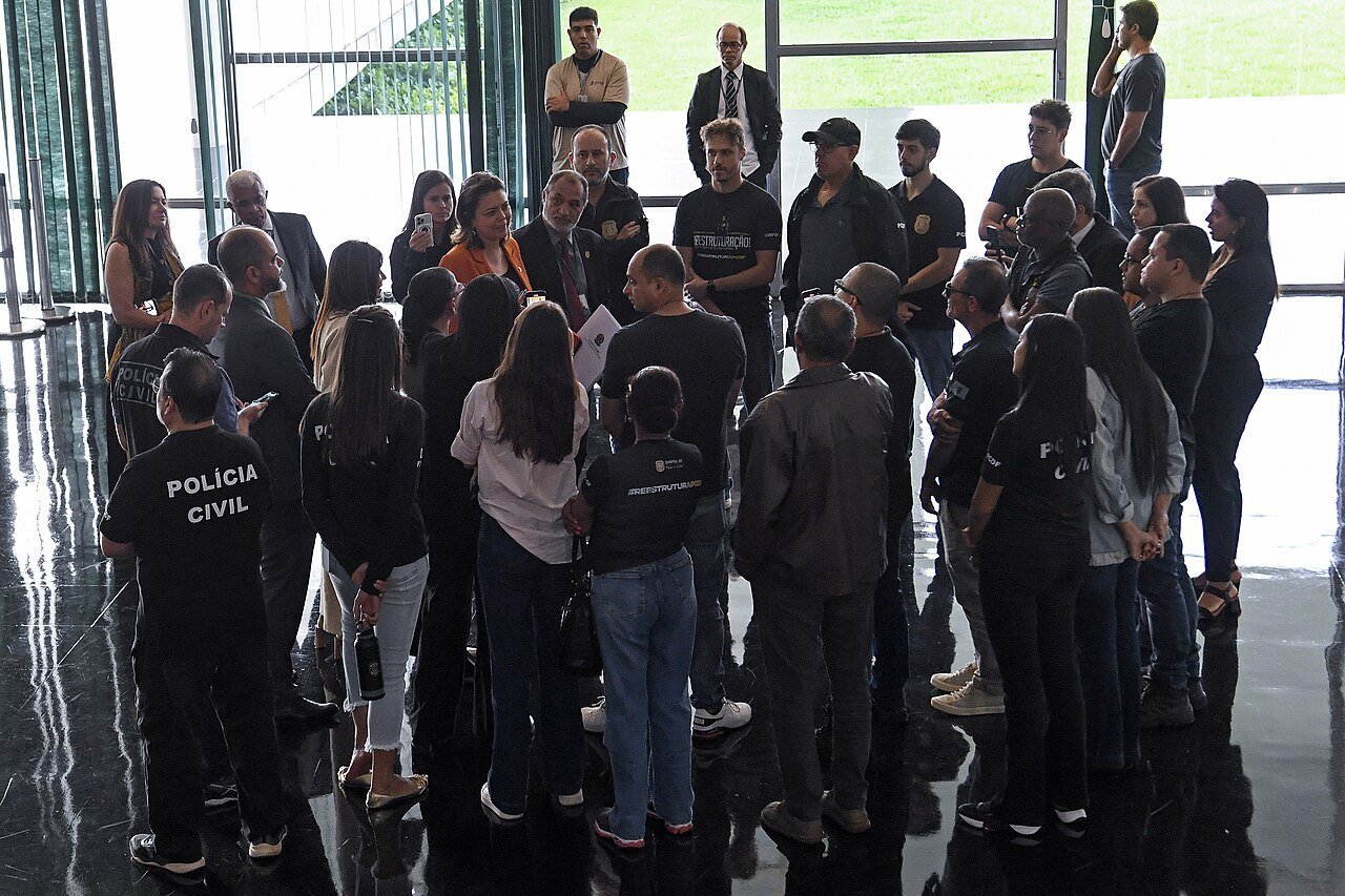 Grupo de policiais civis do Distrito Federal reunido em saguão, em foto de arquivo de novembro de 2024