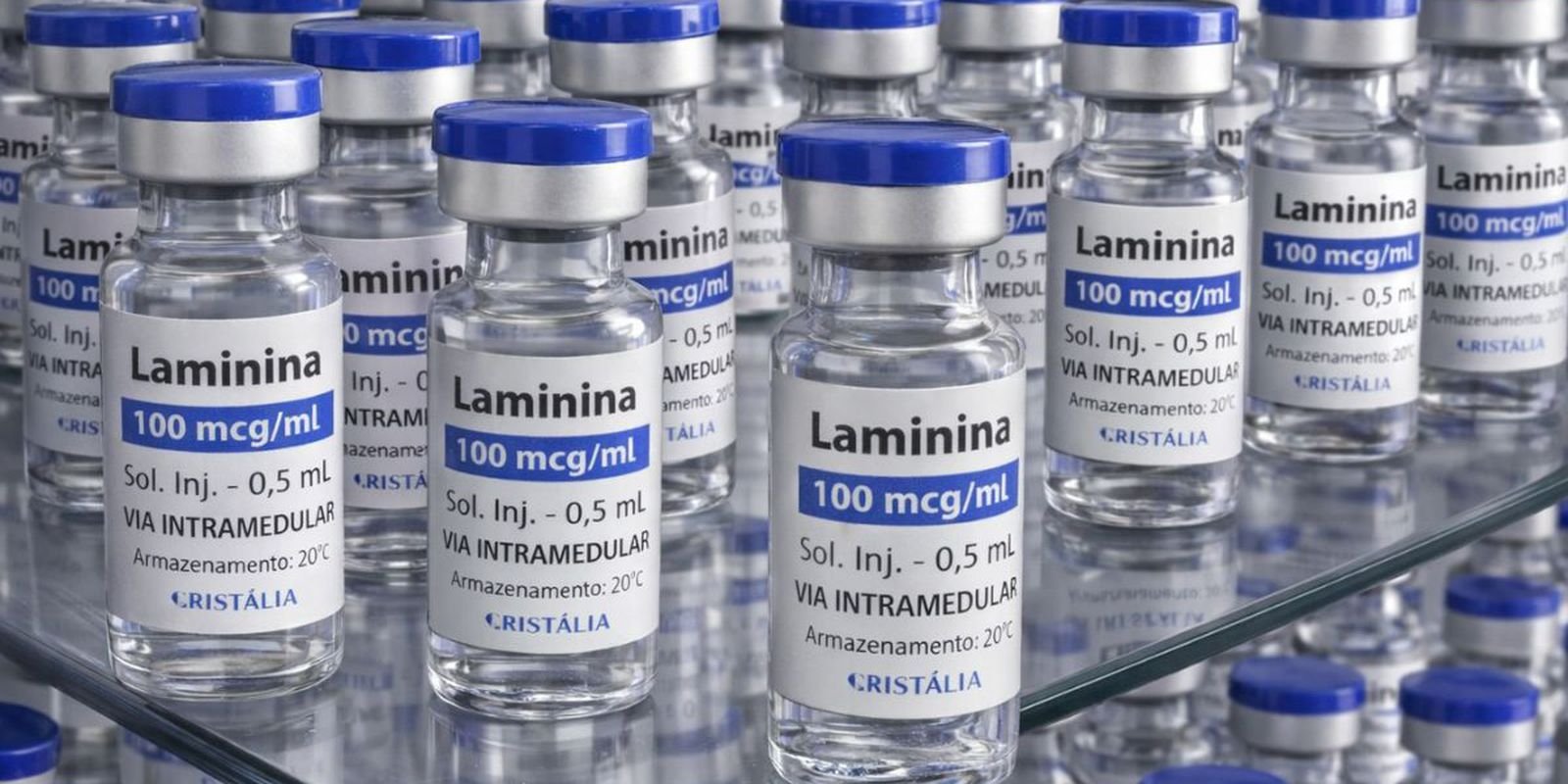 Frascos de laminina injetável 100 mcg/ml para via intramedular enfileirados em prateleira de vidro