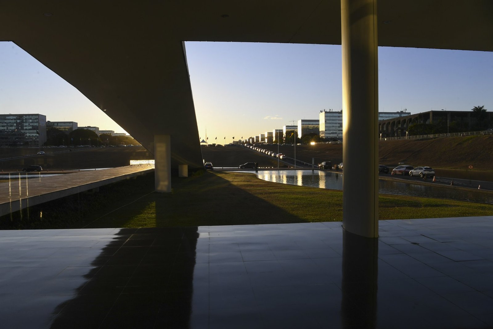 Esplanada dos Ministérios vista de baixo do Congresso Nacional ao entardecer, com os prédios dos ministérios ao fundo (foto de arquivo)