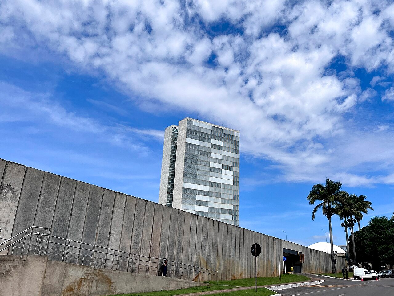 Torres do Congresso Nacional vistas de baixo, com ceu azul e nuvens ao fundo