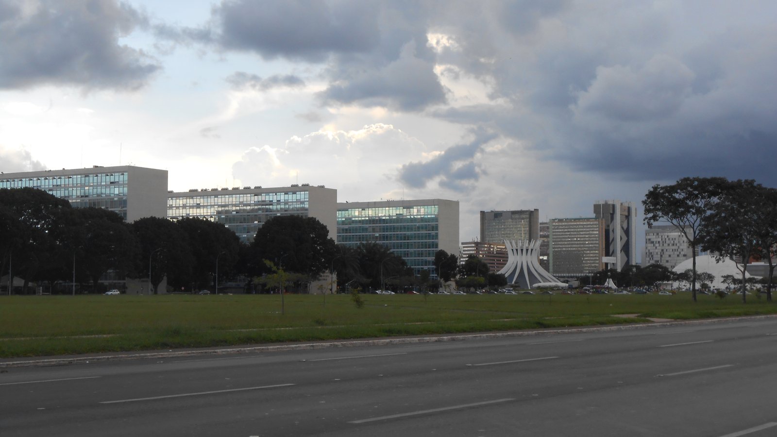Esplanada dos Ministérios com a Catedral de Brasília e o Setor Bancário ao fundo