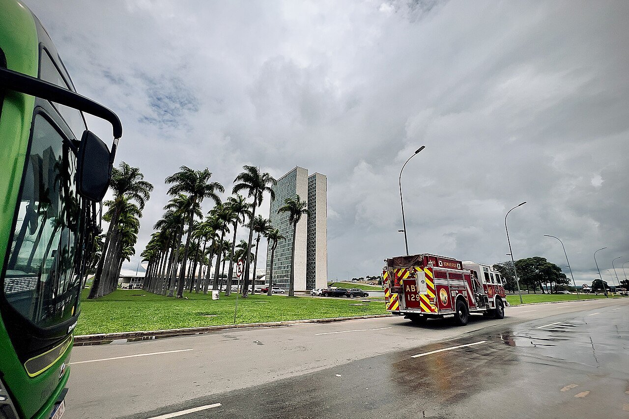 Viatura do Corpo de Bombeiros Militar do Distrito Federal em via de Brasília