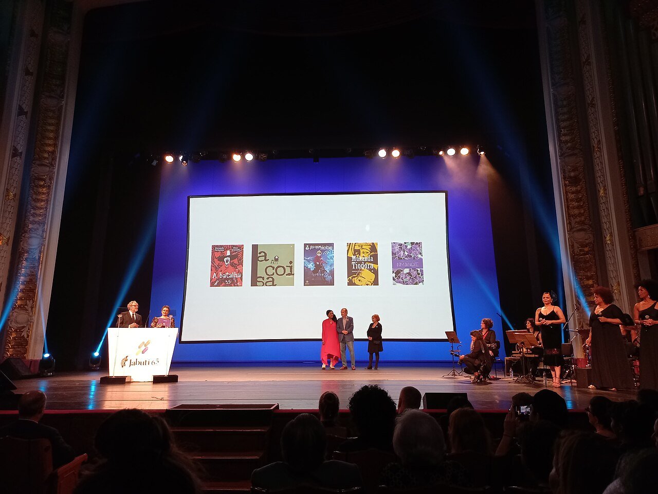 Palco de cerimônia do Prêmio Jabuti com telão exibindo capas de livros