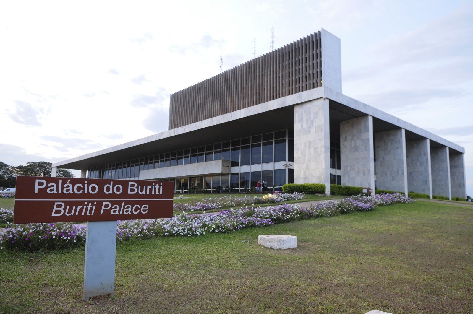 Fachada do Palácio do Buriti, sede do governo do DF, com a placa de identificação no gramado, em foto de arquivo