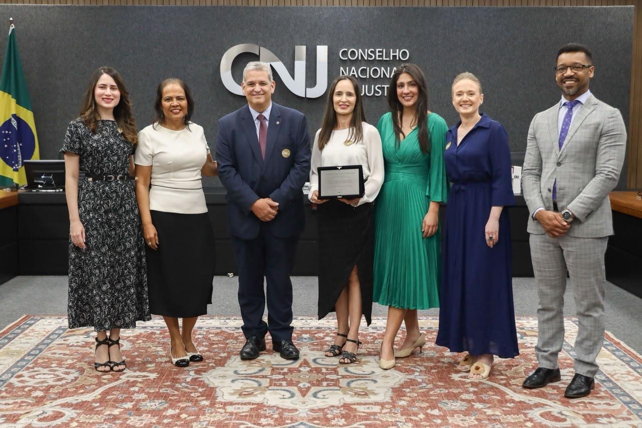 Sete representantes do MPDFT posam com a placa do prêmio no auditório do Conselho Nacional de Justiça, em Brasília