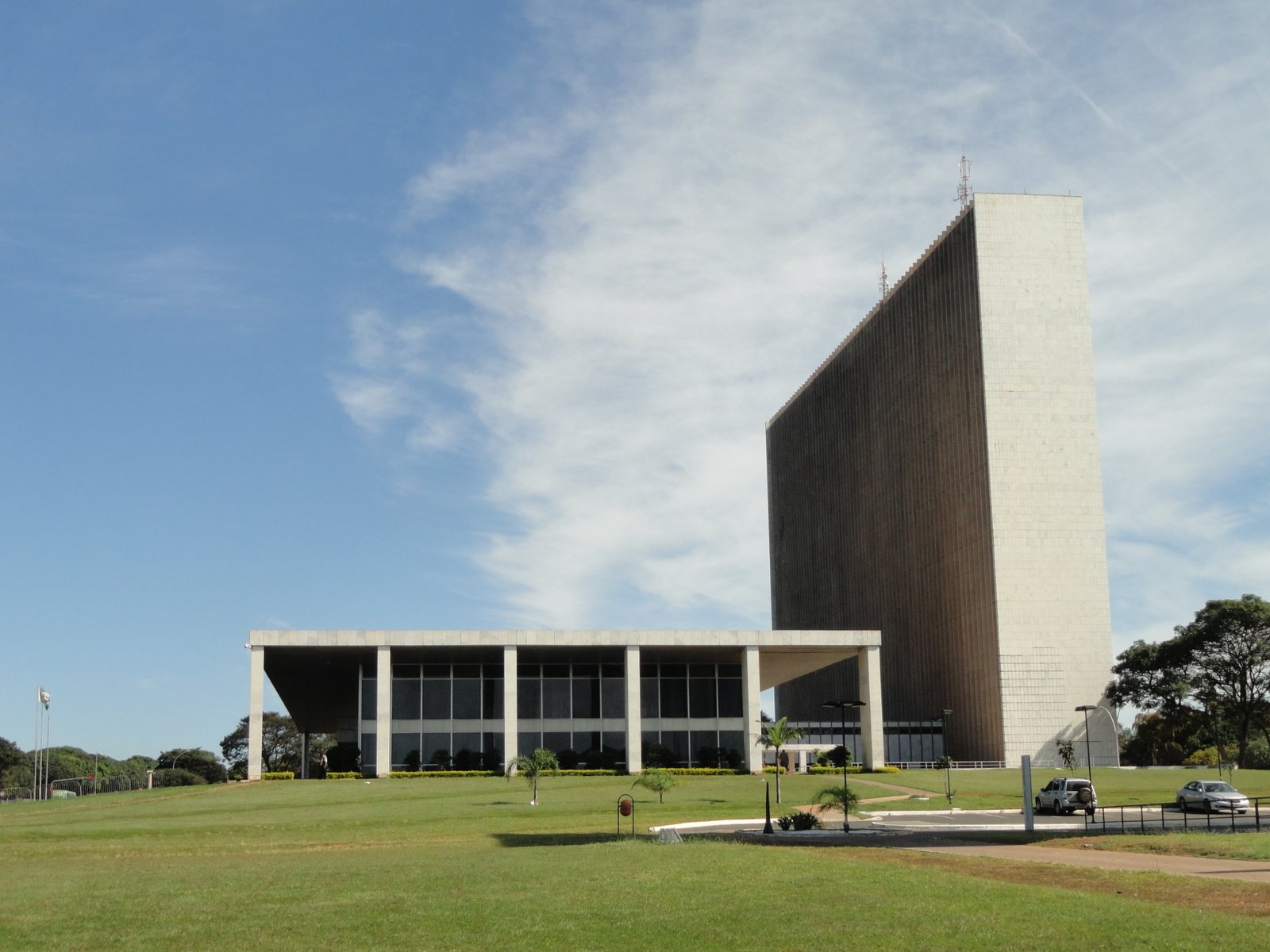 Fachada do Palácio do Buriti e do anexo, sede do Governo do Distrito Federal, vistos do gramado