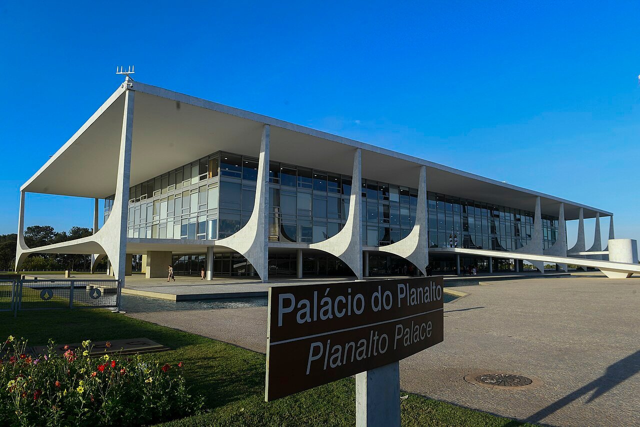 Fachada do Palacio do Planalto, em Brasilia, com placa de identificacao em primeiro plano