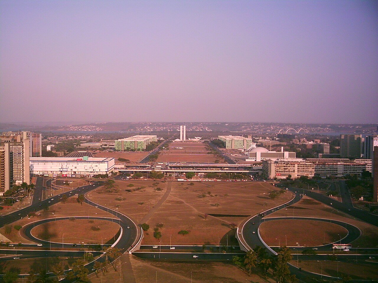 Vista do Eixo Monumental de Brasilia com o Congresso Nacional ao fundo