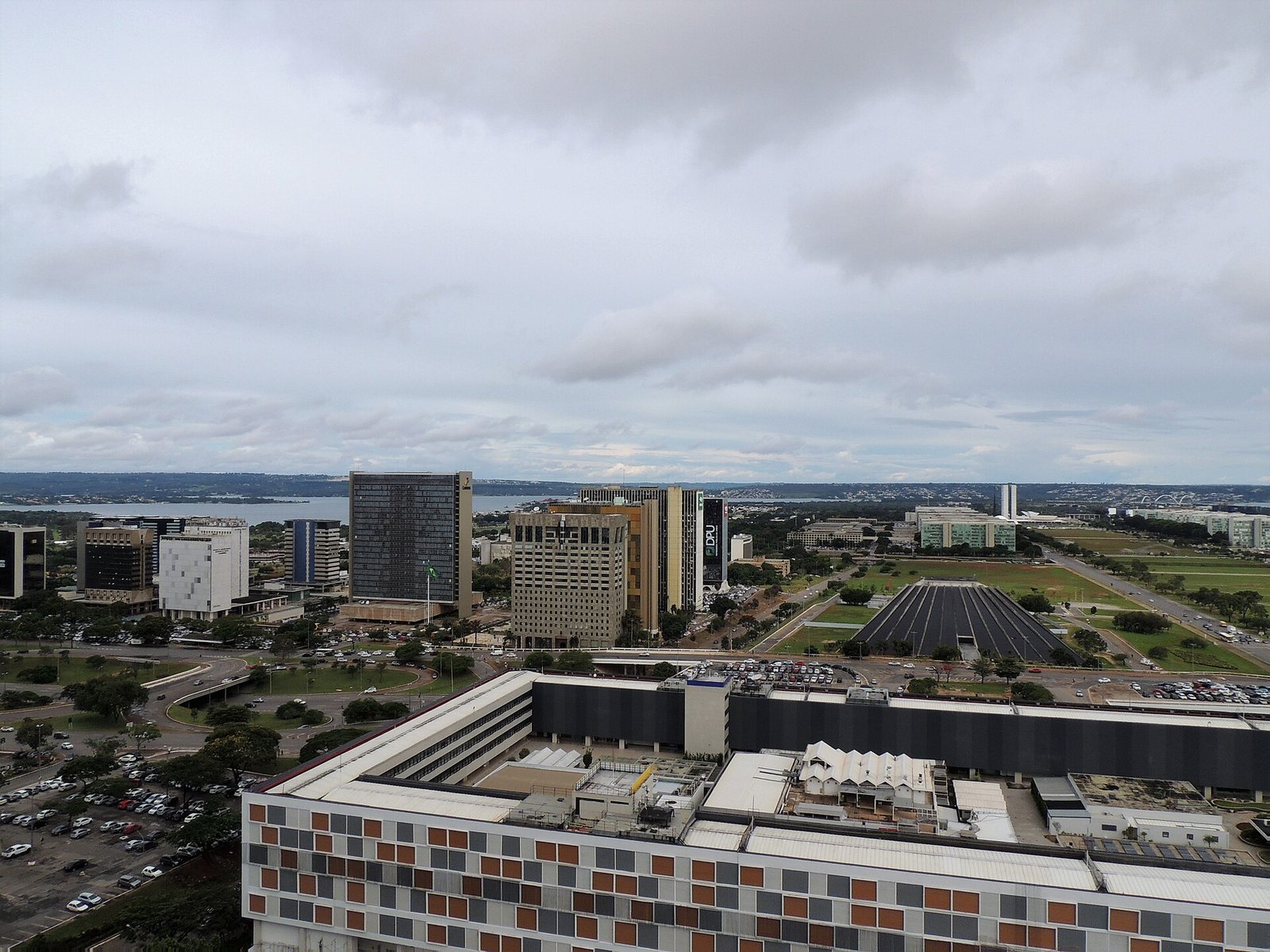 Vista aérea da Esplanada dos Ministérios com o Congresso Nacional ao fundo, em Brasília