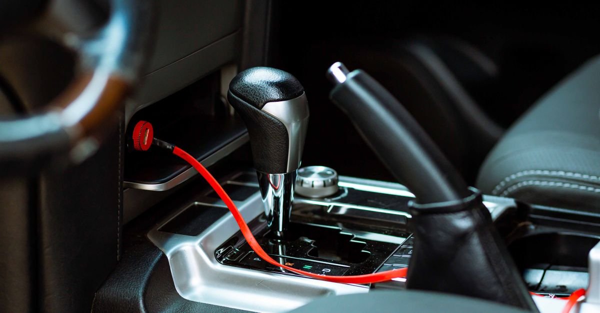 Console central de carro com alavanca de cambio e freio de mao acionado