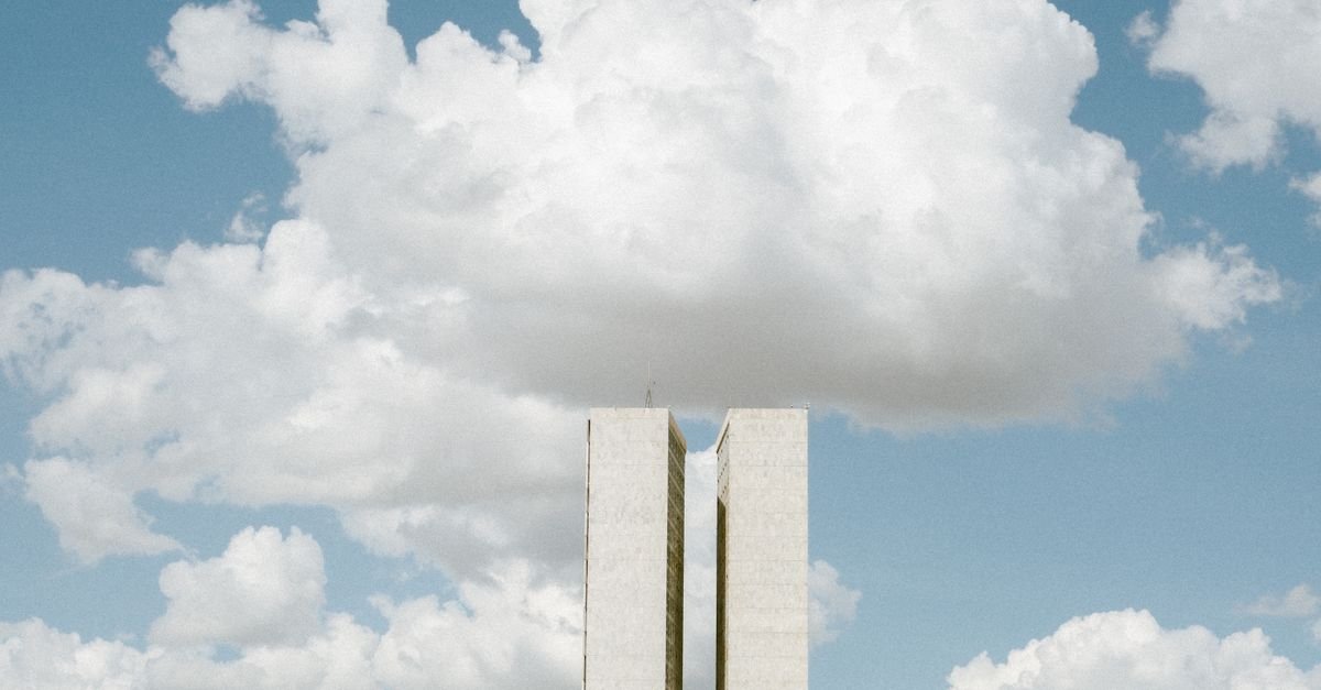 Torres gêmeas do Congresso Nacional, em Brasília, sob nuvens carregadas