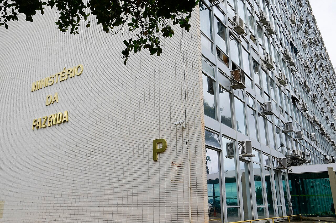 Fachada do edificio do Ministerio da Fazenda em Brasilia, com o nome do orgao em letras douradas