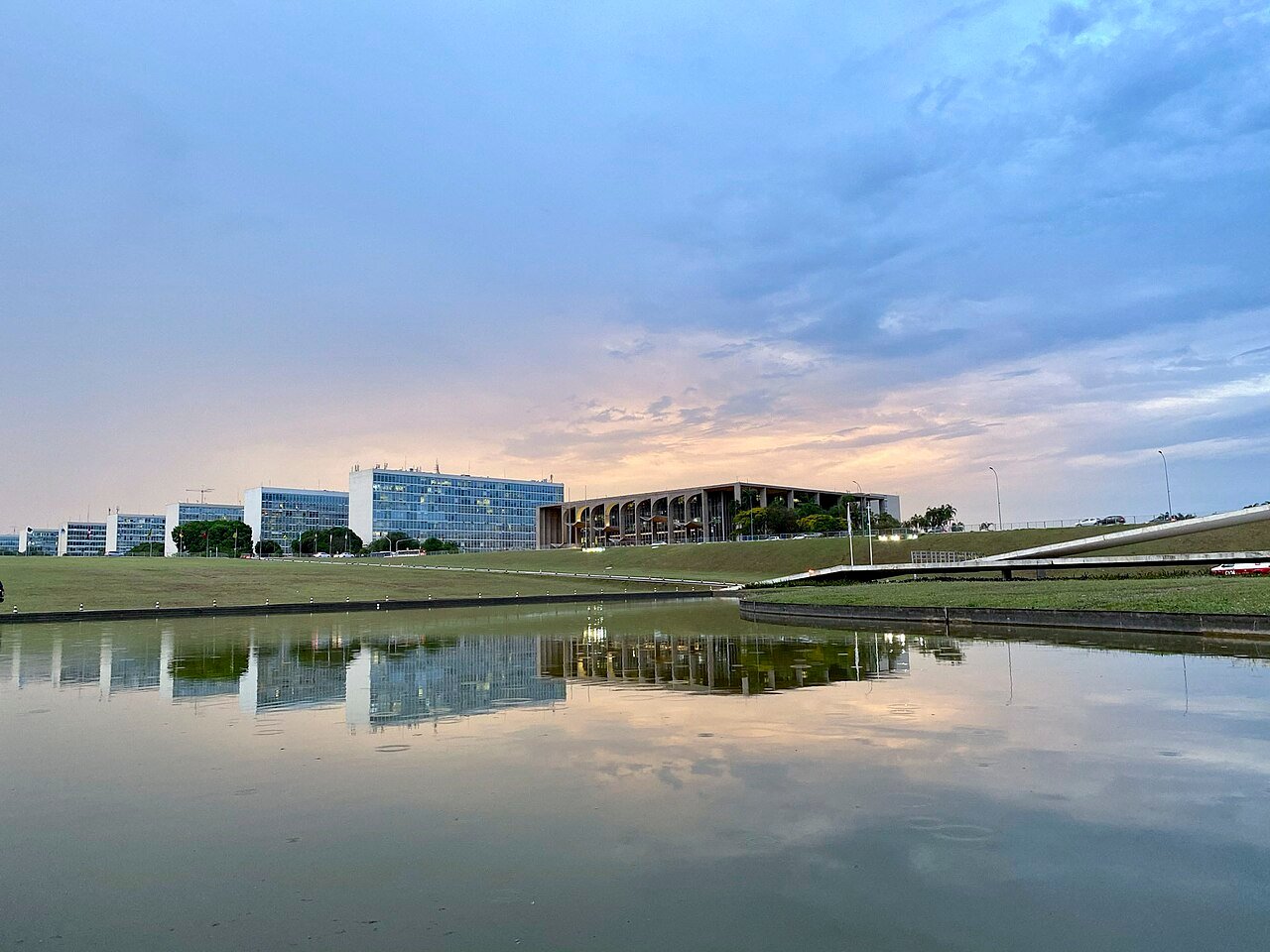 Vista da Esplanada dos Ministérios ao entardecer, em Brasília