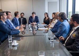 Candidatos ao governo do DF reunidos com integrantes do MPDFT em mesa de reunião na Procuradoria-Geral de Justiça