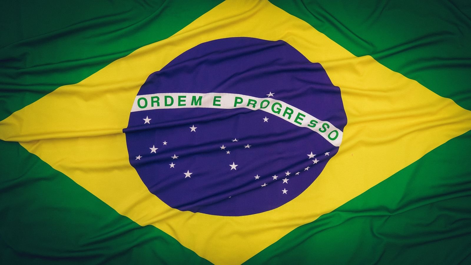 Bandeira do Brasil em close-up, símbolo da apuração das eleições 2026