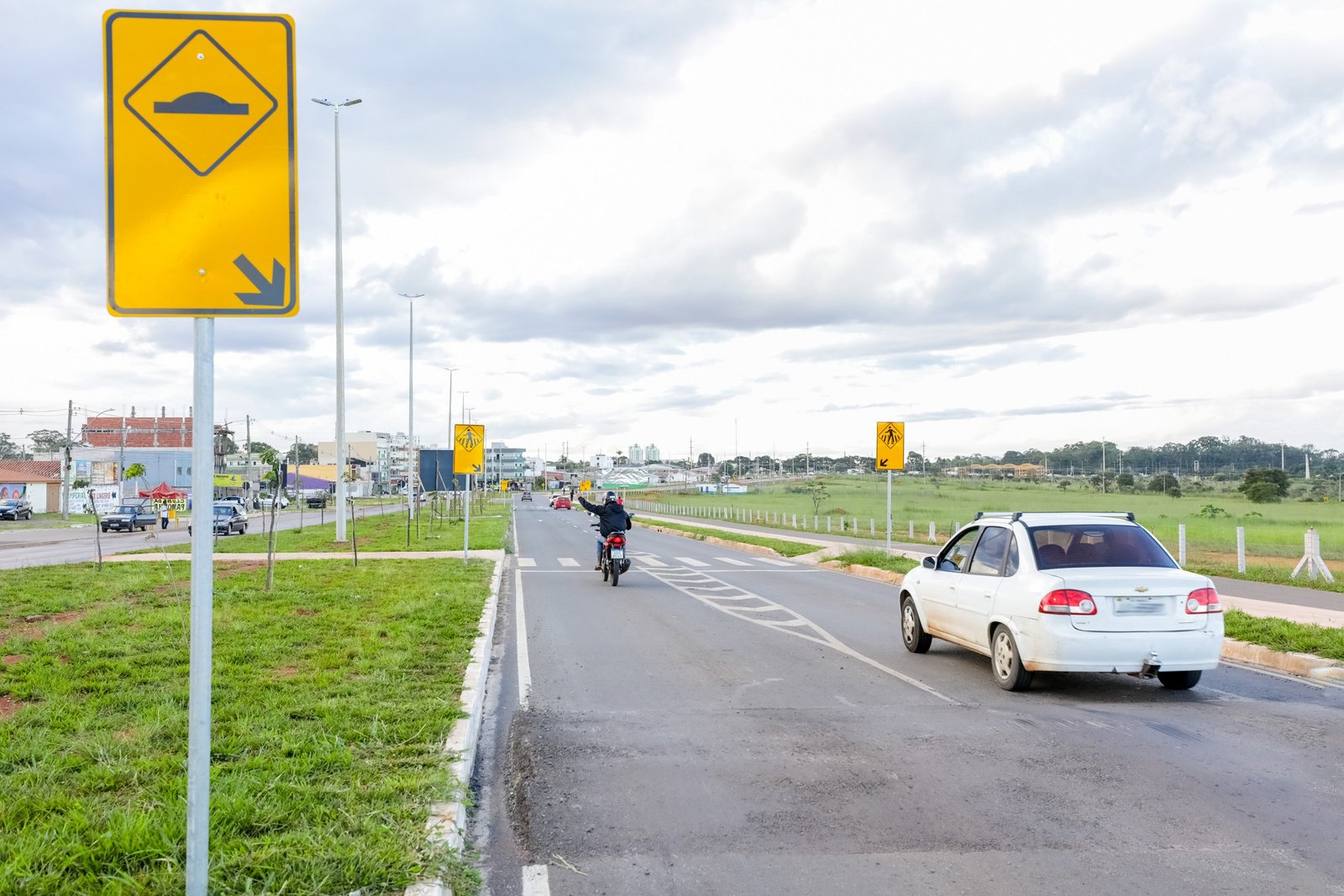 Avenida com sinalização de lombada no Riacho Fundo II, no Distrito Federal (foto de arquivo)