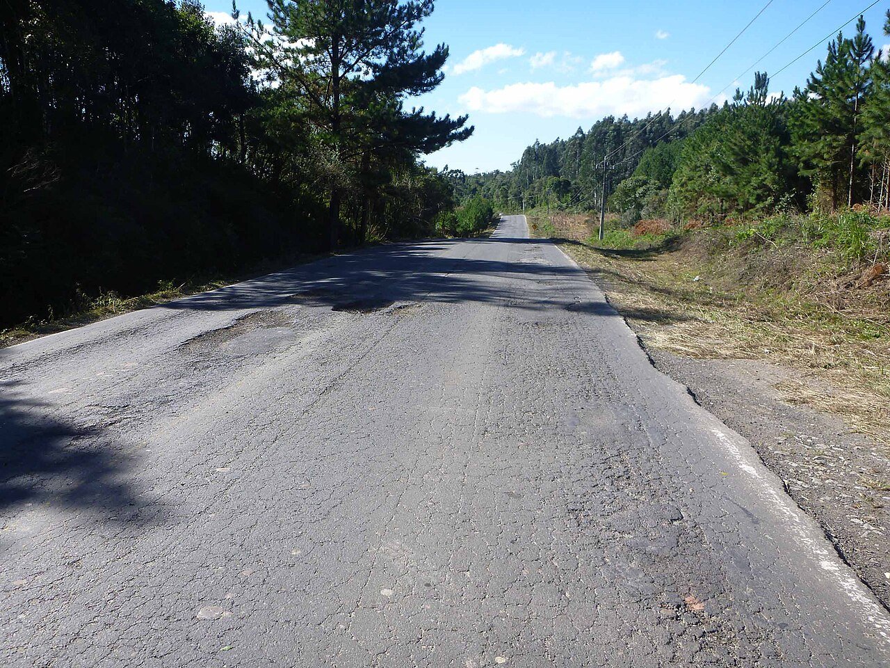 Rodovia federal de pista simples no interior do Paraná