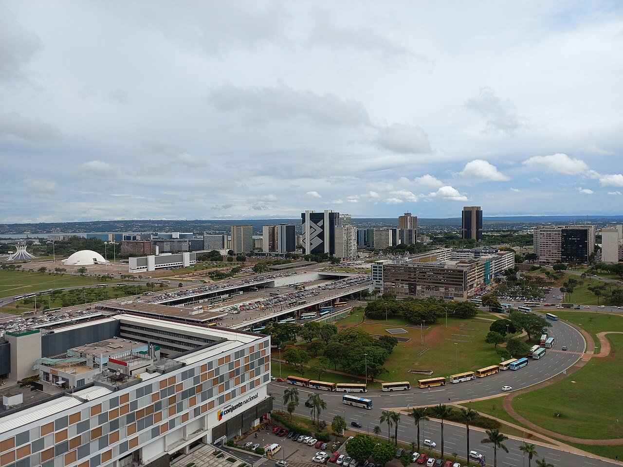 Vista aérea da Rodoviária do Plano Piloto, em Brasília, com ônibus estacionados e o Eixo Monumental ao fundo
