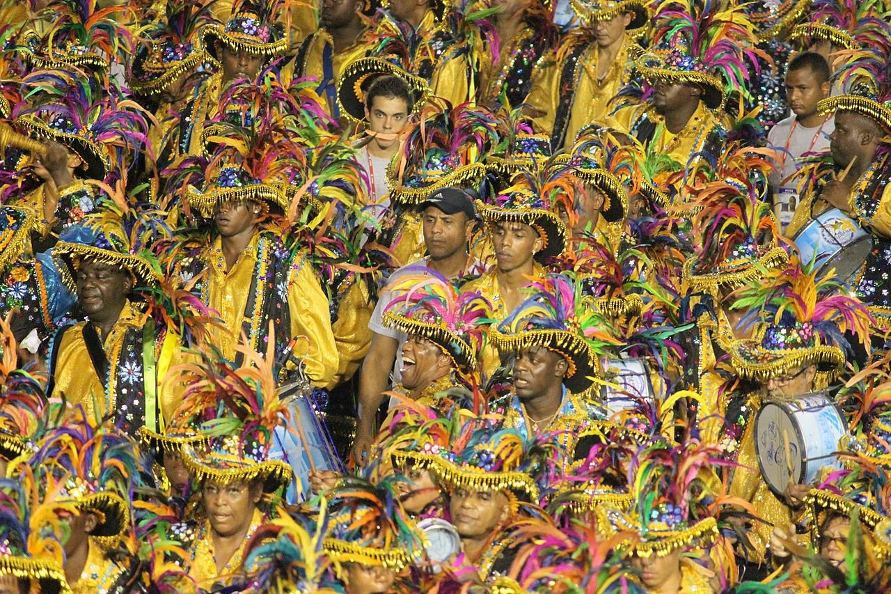 Integrantes da bateria de uma escola de samba com fantasias amarelas e plumas coloridas durante desfile no Sambódromo Marquês de Sapucaí, em foto de arquivo de 2019