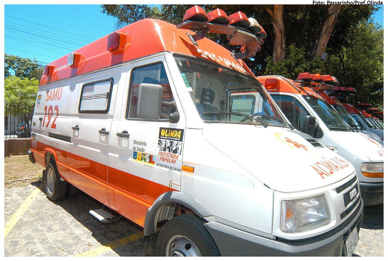 Ambulância do Samu 192 estacionada, com identificação do Ministério da Saúde na lateral