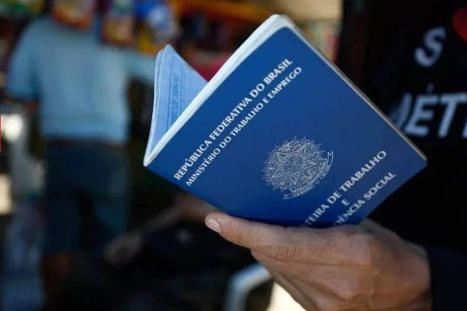 Profissionais trabalhando em escritório