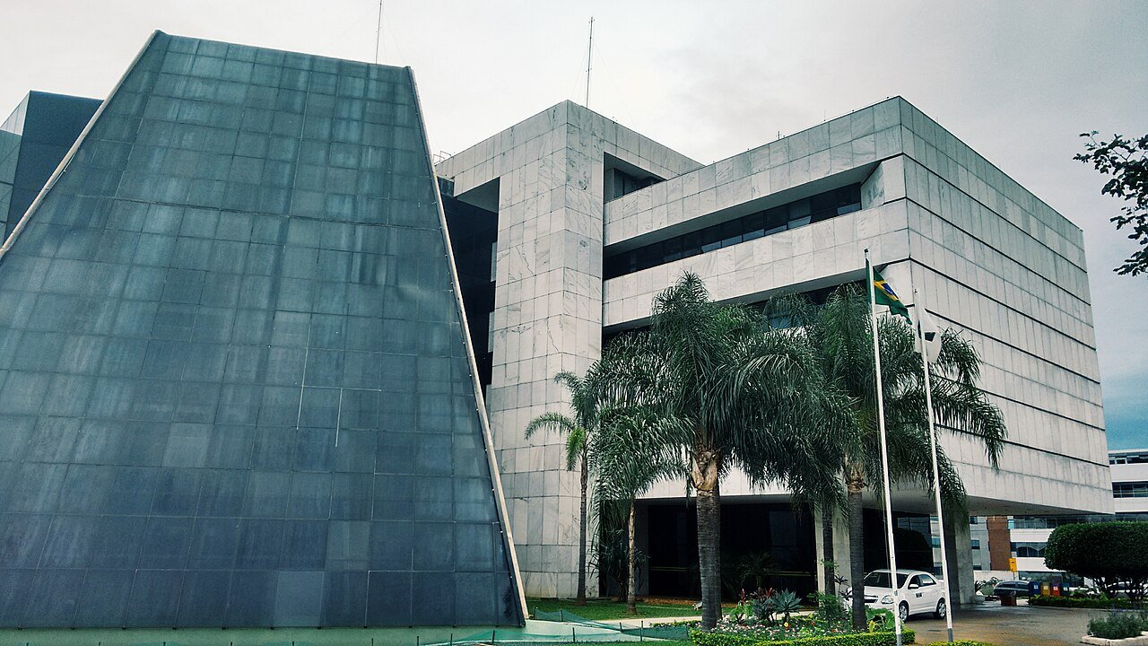 Fachada da sede do Tribunal Regional Eleitoral do Distrito Federal, com a bandeira do Brasil hasteada