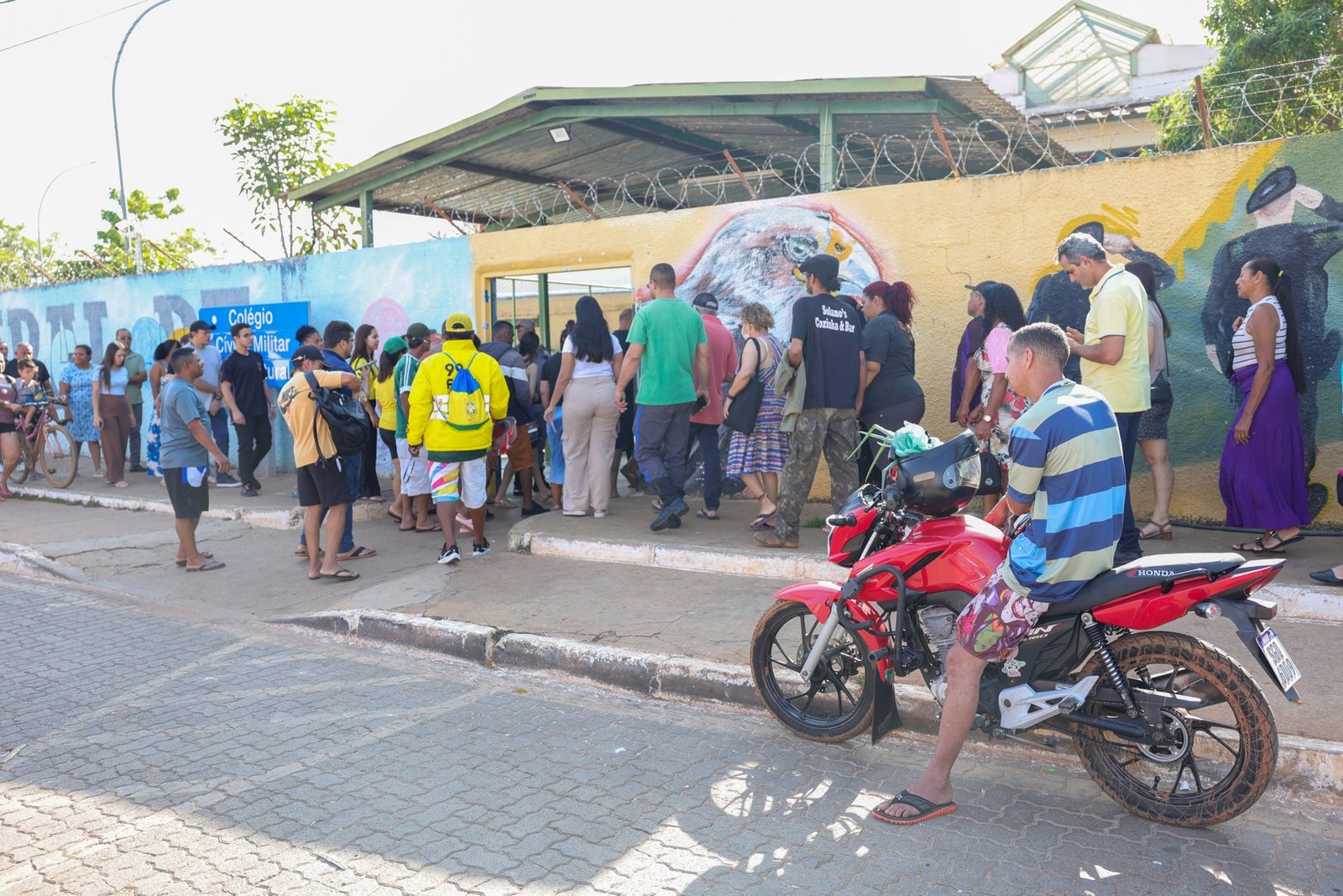 Eleitores em fila na porta de colégio da Cidade Estrutural, no Distrito Federal, na manhã do segundo turno