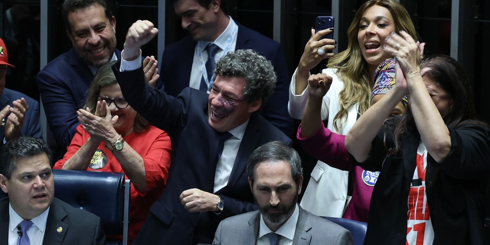 Parlamentares comemoram no plenário do Senado a aprovação do fim da escala 6x1, em 14 de outubro de 2026