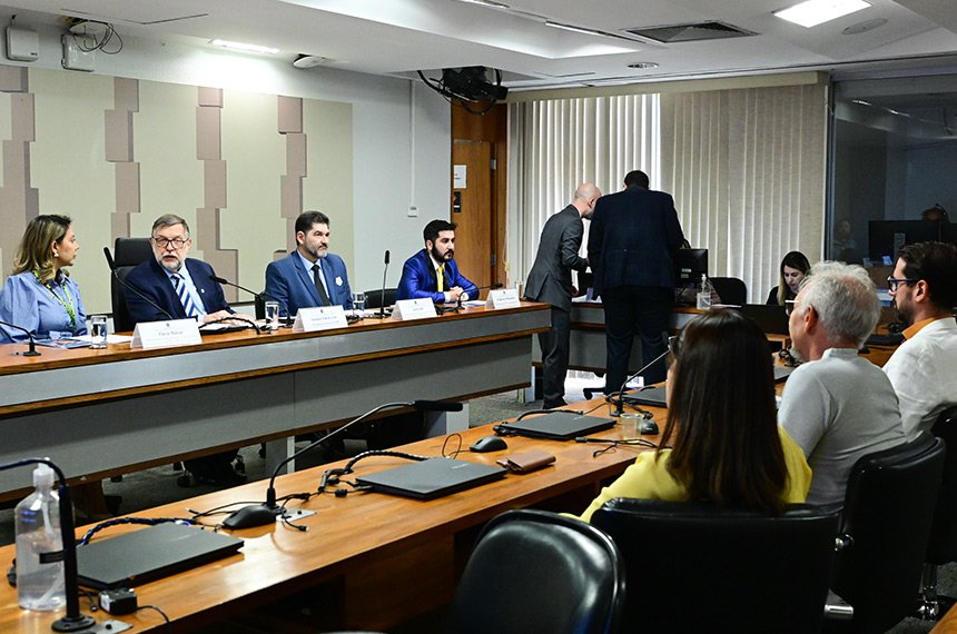 Mesa de audiencia publica na Comissao de Direitos Humanos do Senado, com quatro debatedores sentados e publico acompanhando