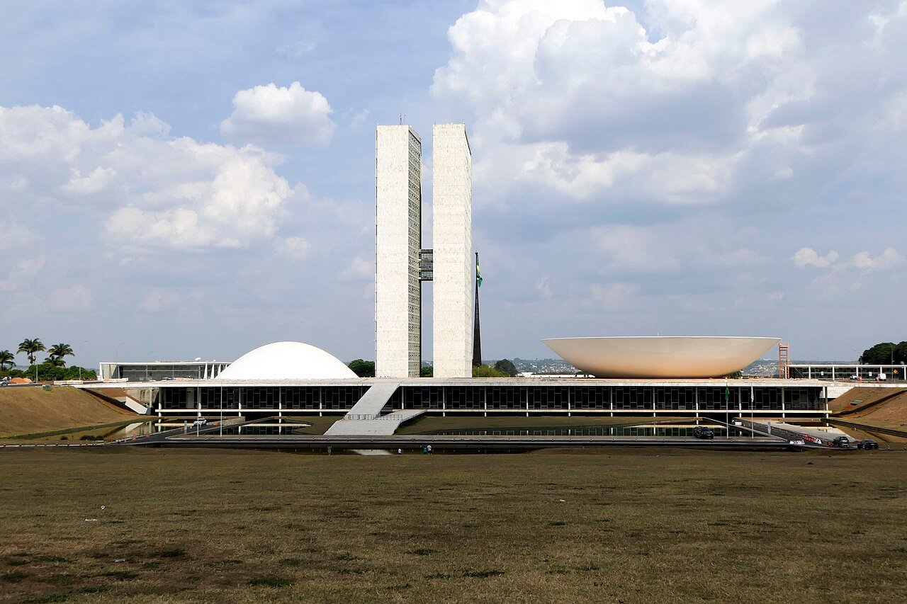 Fachada do Congresso Nacional, em Brasília, com as duas torres e as cúpulas do Senado e da Câmara
