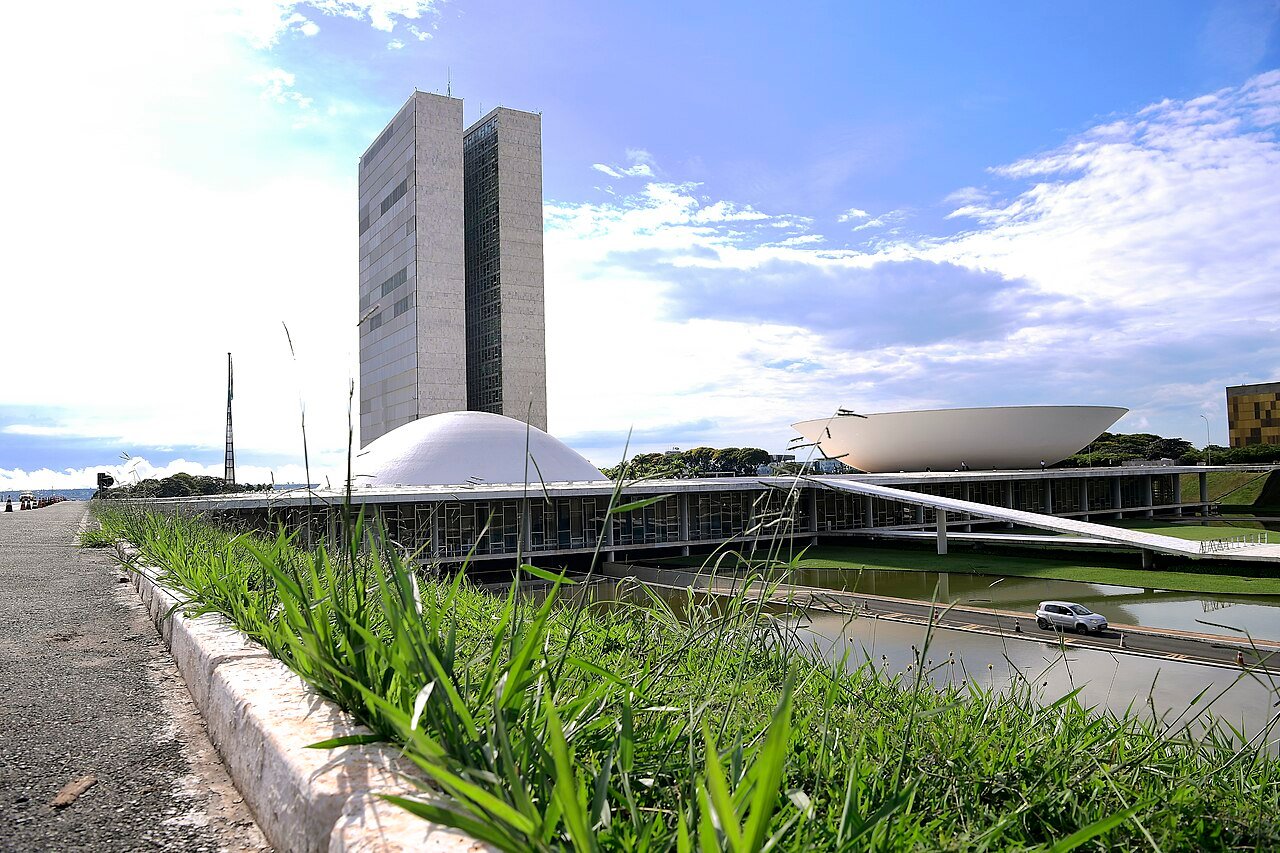 Fachada do Palácio do Congresso Nacional, em Brasília, com as cúpulas do Senado e da Câmara