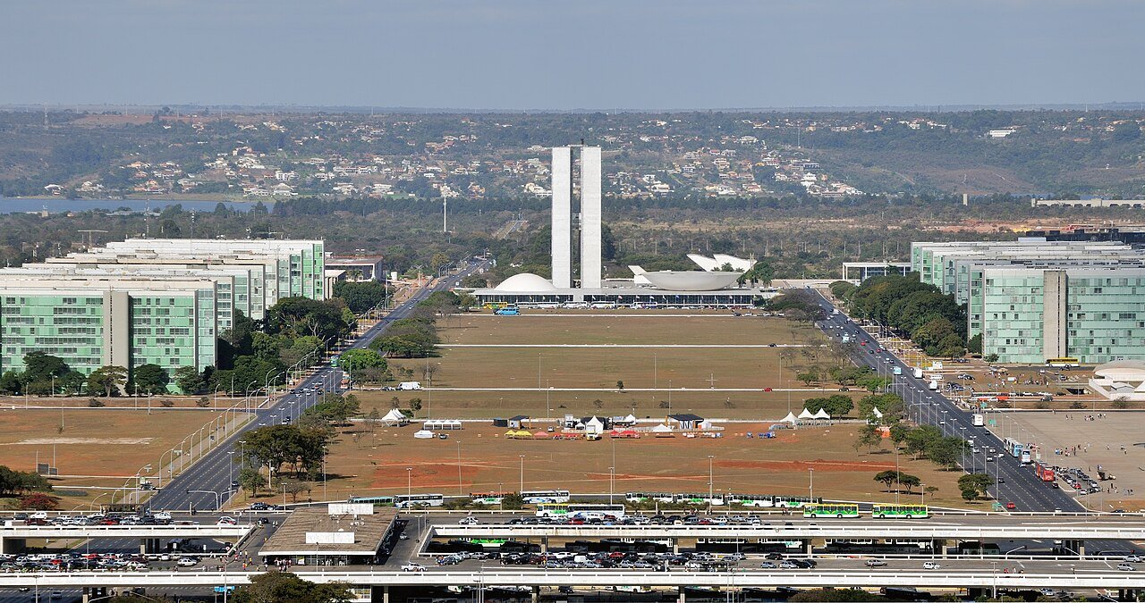 Vista do Eixo Monumental com a Esplanada dos Ministérios e o Congresso Nacional ao fundo
