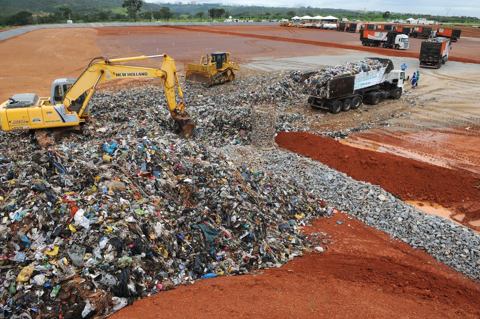 Escavadeira e caminhões descarregam lixo em célula do Aterro Sanitário de Brasília, em foto de arquivo de 2017