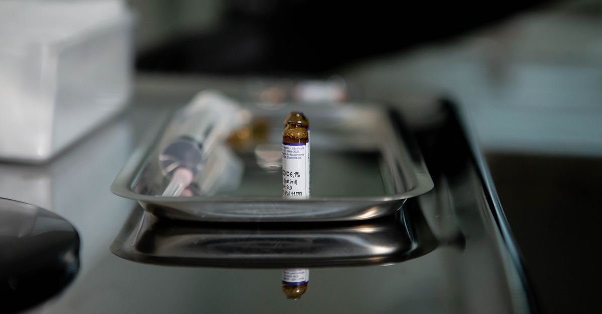 Frasco de medicamento sobre bandeja metálica em ambiente laboratorial
